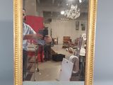 un homme se prenant en photo dans un miroir