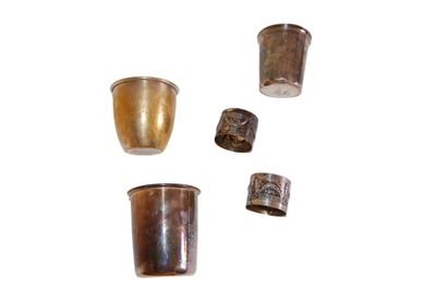 Lot de deux ronds de serviettes en métal argenté, d'une timb…