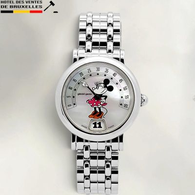 un gros plan d'une montre dont le cadran représente Mickey Mouse
