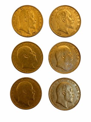 six types différents de pièces d'or sur fond blanc