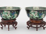 paire de bols chinois de style « famille » sur socle