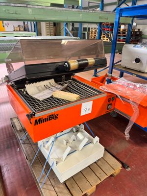 une machine posée sur une palette dans un entrepôt