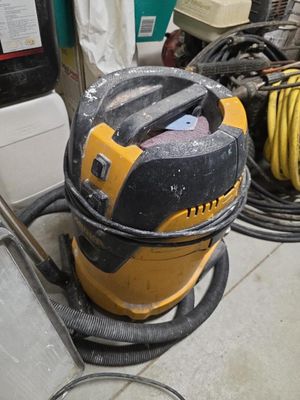 un aspirateur jaune et noir posé par terre