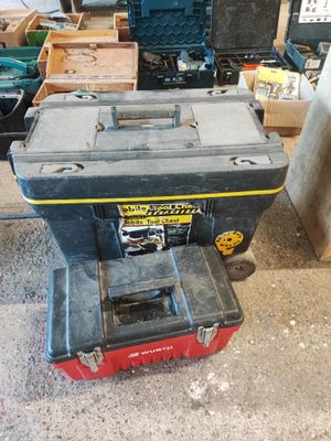 une boîte à outils posée par terre