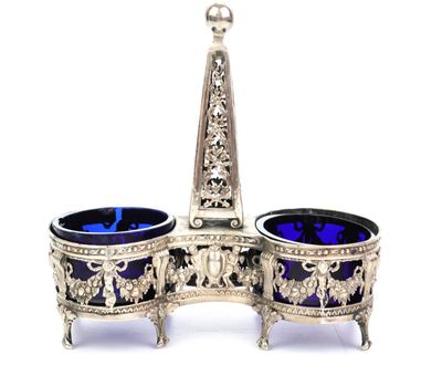 deux bols en verre bleu posés sur un socle en argent