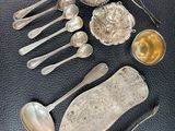 beaucoup de cuillères en argent et de cuillères sur la table