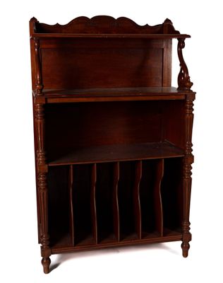 une vieille bibliothèque en bois surmontée d'un porte-revues