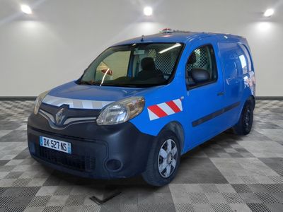 la photo d'une camionnette bleue garée dans un garage