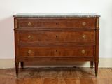 une commode en marbre sur un plancher en bois