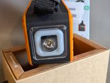 une boîte avec un appareil photo à l'intérieur sur une table