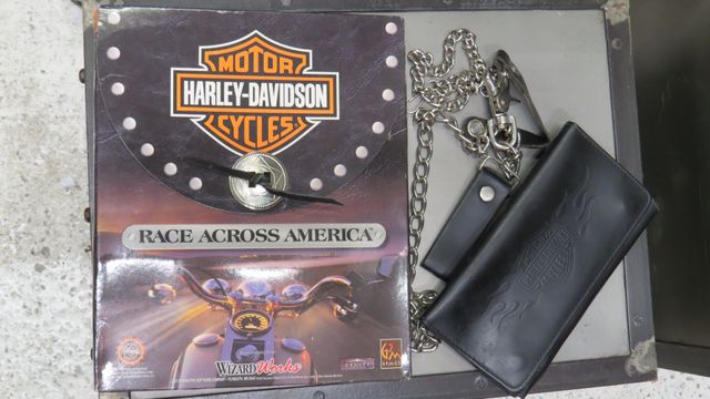 Harley Davidson : jeu Cd neuf, pochette et chaine, ras de cou aig...