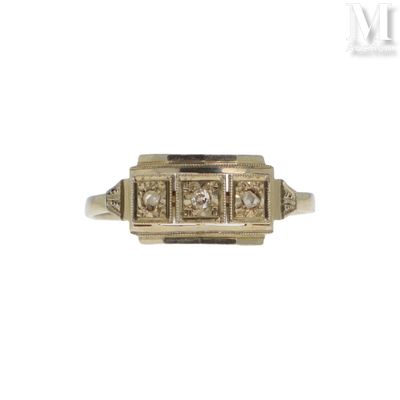 gros plan d'une bague en diamant sur fond blanc