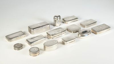 Plusieurs types d'objets en argent sont disposés sur une surface blanche