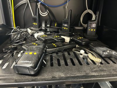 de nombreux téléphones portables posés sur une table