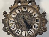 une horloge à chiffres romains accrochée au mur