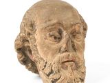 une vieille statue représentant un homme barbu