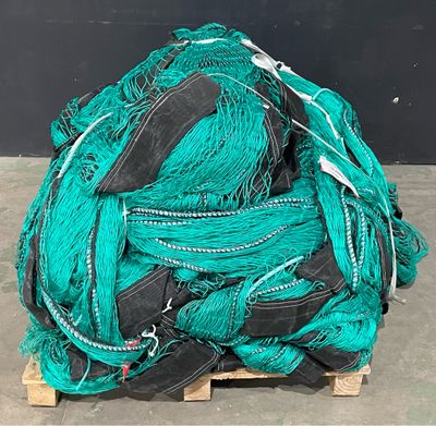 un tas de filets de pêche verts posés sur une palette