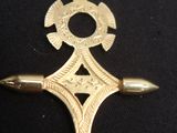 un gros plan d'une croix sur une surface noire