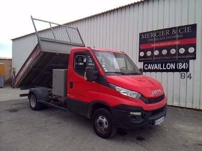 un camion rouge garé devant un bâtiment