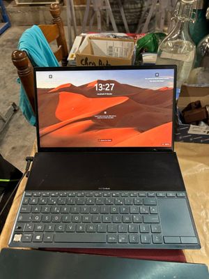 un ordinateur portable posé sur une table en bois