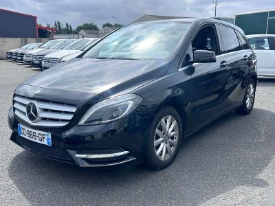 La Mercedes Classe B est garée sur un parking