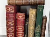 plusieurs livres empilés les uns sur les autres