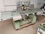une image d'une machine qui travaille sur un morceau de bois