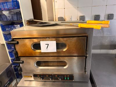 un four portant le chiffre 7, dans une cuisine