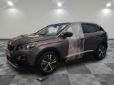 la voiture est garée dans le garage sur le sol en damier