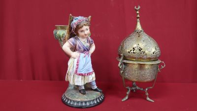 deux figurines posées sur une surface rouge