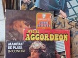 un grand nombre de disques sur une table dans une pièce