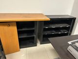 un bureau d'ordinateur sur lequel est posée une imprimante