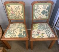 5 chaises d’appoint et un tabouret de modèle dépareillé dont… (photo 2)