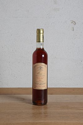 une bouteille de vin vide posée sur une table en bois