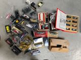 un tas d'objets divers éparpillés par terre