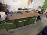 une photo d'un établi dans un garage avec des outils