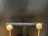 gros plan d'une paire de boucles d'oreilles sur un support