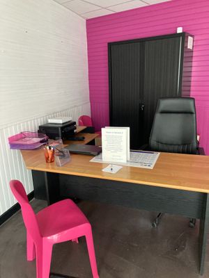 un bureau avec une chaise et un ordinateur dessus
