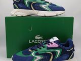 une paire de baskets bleues et vertes avec une boîte verte