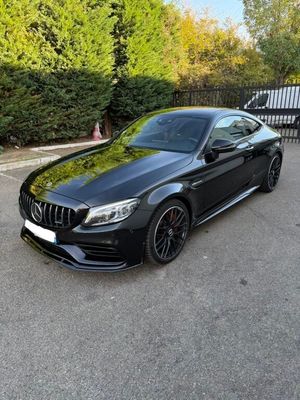 une Mercedes S62 Coupé noire garée sur un parking