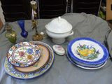 de nombreuses assiettes et bols posés sur une table recouverte d'une nappe bleue