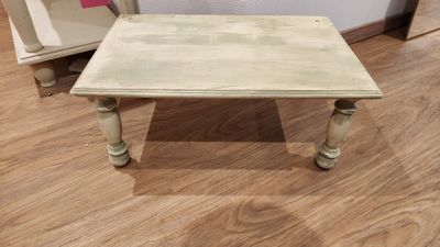 une petite table posée sur un parquet en bois dur