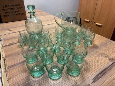 plusieurs verres et une bouteille sur la table