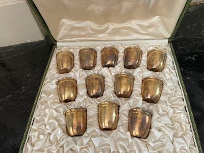 neuf tasses dans une boîte posée sur une table