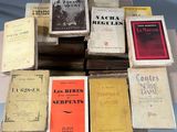 plusieurs livres sont empilés sur une table