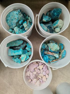 5 seaux de pierres de chrysocolles brutes et phosphosidérite…