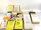 un grand nombre de livres posés sur une table