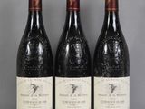 trois bouteilles de vin sont alignées sur une table