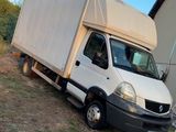 un camion blanc garé sur le bord de la route