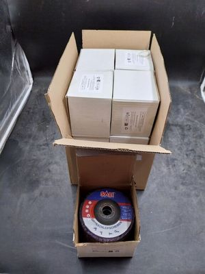 une boîte contenant un CD, posée par terre